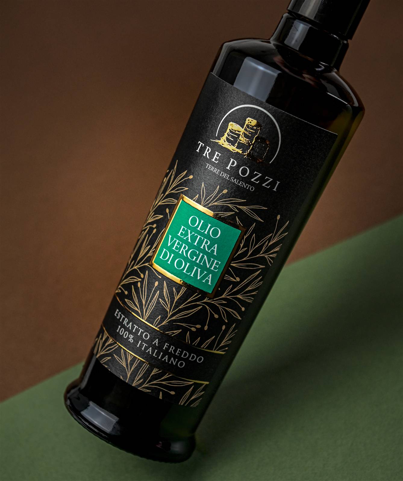 Olio Tre Pozzi, still life con taglio diagonale